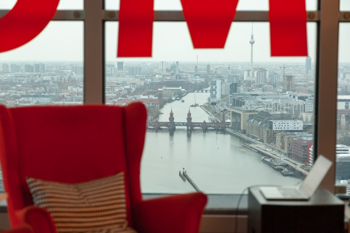 OMQ Rooftop Ausblick Fernsehturm und Oberbaumbrücke
